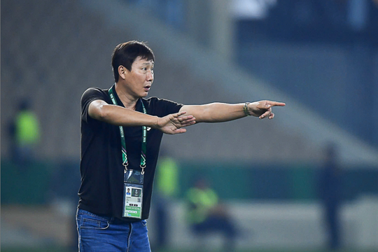 Báo Hàn Quốc lo HLV Kim Sang-sik lặp lại tình cảnh khó xử của ông Shin Tae-yong