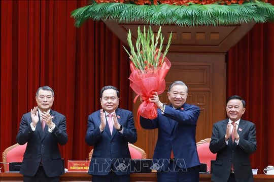 Ban Chấp hành Trung ương Đảng khóa XIV tặng hoa chúc mừng Tổng Bí thư Tô Lâm