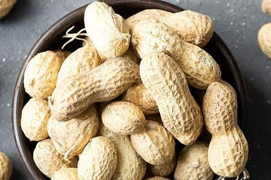 Vì sao không nên dùng lạc làm mồi uống rượu, bia?