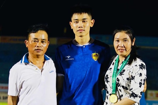 Cú 'nhổ giò' 20 cm sau 7 tháng của tiền đạo Đình Bắc