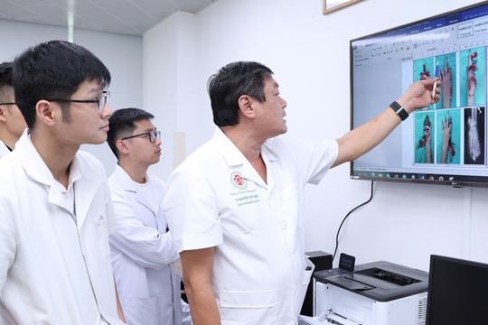 Nam sinh nát bàn tay vì tự chế pháo