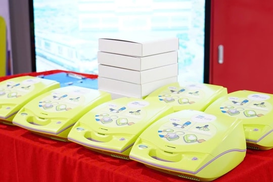 Lắp 6 máy khử rung tự động tại metro TP HCM cứu người ngưng tim