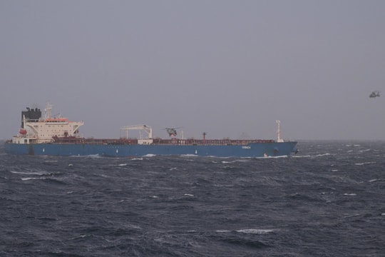 Pháp chặn bắt tàu dầu nghi của Nga