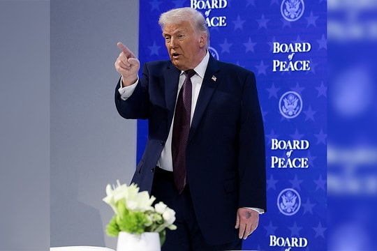 Ông Trump gây chú ý vì vết bầm tím trên tay