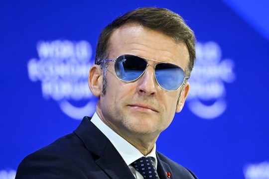 Chiếc kính râm của ông Macron thu hút chú ý tại Davos