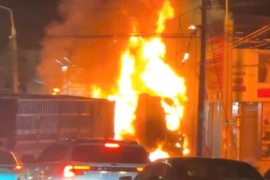 Xe container bốc cháy sau va chạm, bé trai 6 tuổi bỏng nặng