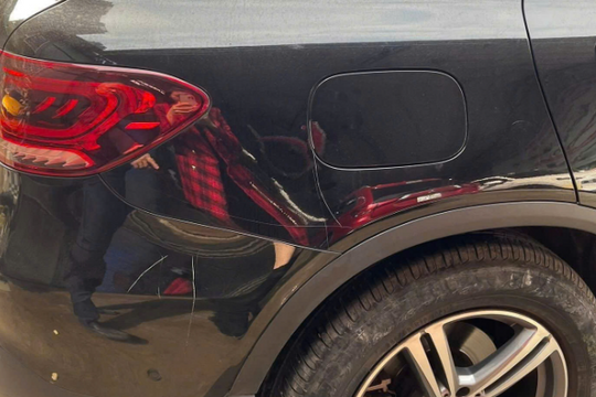 Ôtô Mercedes bị đập phá - vùng xám xe hơi đậu chắn cửa nhà mặt tiền