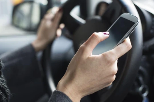 Đèn chuyển xanh, lái xe dùng điện thoại chưa di chuyển có bị phạt?