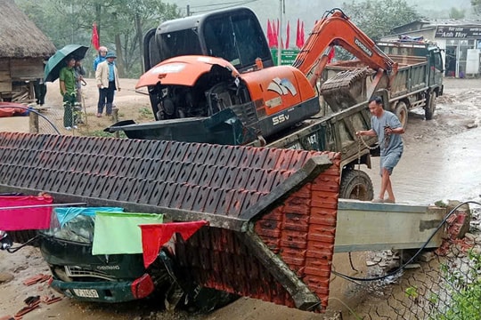 Xe ben kéo sập cổng chào, hai người tử vong