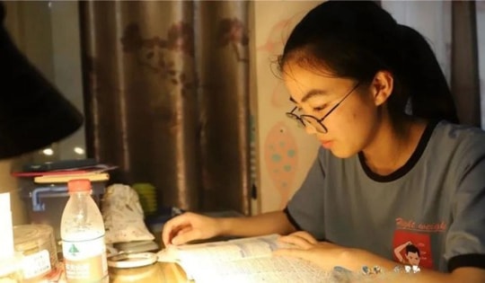 Tài khoản nhận được số tiền "bí ẩn" mỗi tháng, cô gái sốc khi biết người gửi