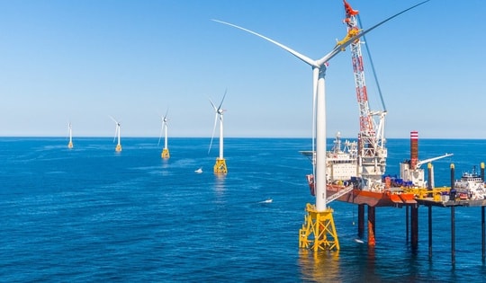 Điện gió ngoài khơi "mắc cạn" trên bờ