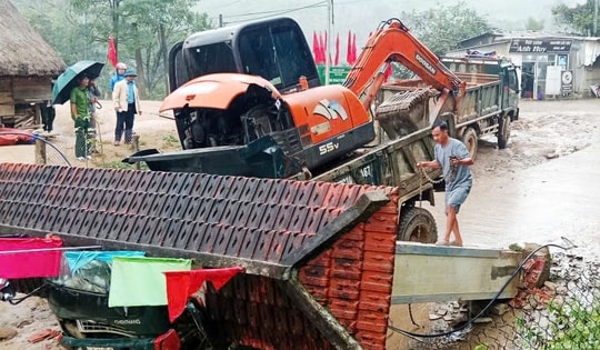 Xe tải chở xe múc làm sập cổng chào, 2 người trong cabin tử vong