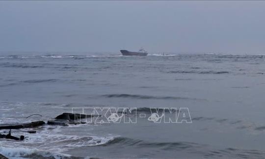 Đưa 11 thuyền viên trên tàu hàng mắc cạn ở Cửa Việt vào bờ an toàn