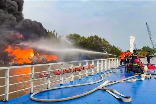 Cháy ghe trên sông Cần Giuộc khiến 3 người bị thương