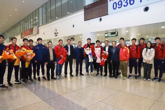 Lãnh đạo Cục Thể dục thể thao đón đội tuyển U23 Việt Nam tại sân bay quốc tế Nội Bài