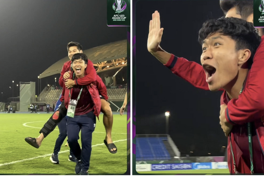 Xúc động khoảnh khắc Lý Đức cõng Hiểu Minh ra ăn mừng với U23 Việt Nam sau chiến thắng trước Hàn Quốc