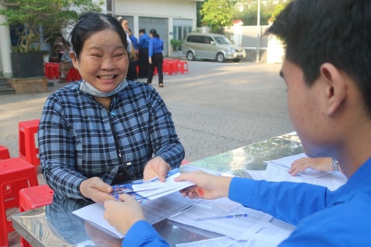 TPHCM trao hơn 4.200 vé xe Tết, lao động rưng rưng ngày về sum họp