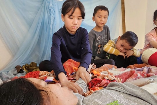 Người mẹ trẻ thoi thóp trên giường và nỗi sợ lần cuối phải buông tay 4 con