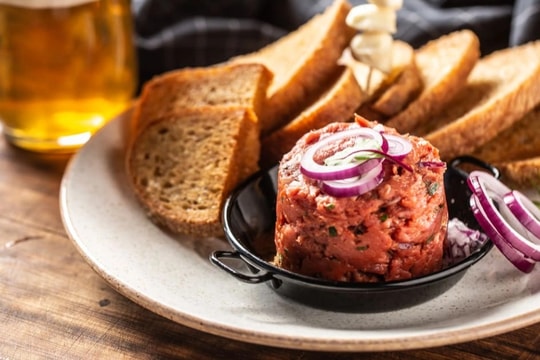 Ăn thịt bò sống ở Czech, khách Việt nghiện luôn sau 1 lần nếm thử