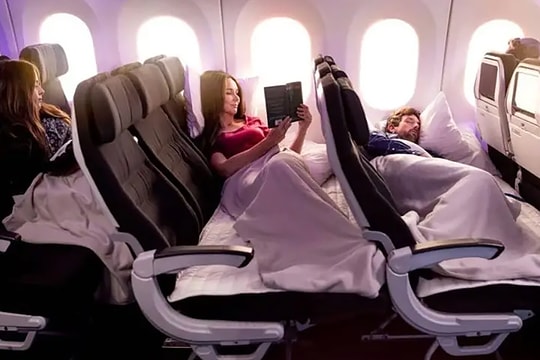 'Giường ngủ bí mật' trong khoang phổ thông trên máy bay