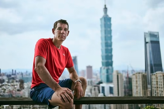 Nhà leo núi Mỹ tay không trèo tòa tháp 101 tầng ở Đài Loan