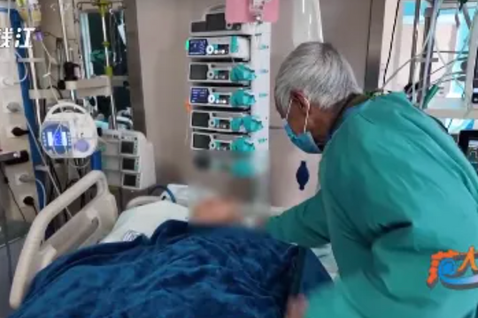 Cụ ông 81 tuổi vượt trăm km mỗi ngày để được nắm tay vợ