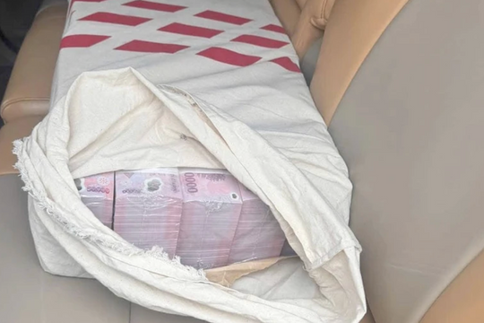 Tài xế tìm người rơi bao tiền 1 tỷ đồng để trả lại