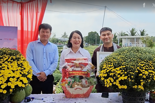 Thức đêm săn hoa Tết qua livestream