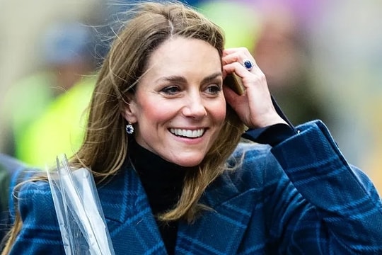 Vương phi Kate Middleton tự thiết kế áo khoác