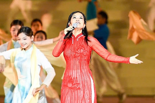 Nghệ sĩ biểu diễn chào mừng Đại hội Đảng