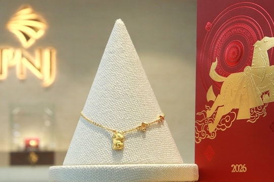 PNJ: Nữ trang dần thay thế vàng miếng dịp Tết