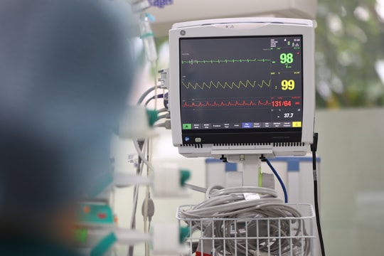 Ba mẹ con nguy kịch sau mắc kẹt trong đám cháy chung cư