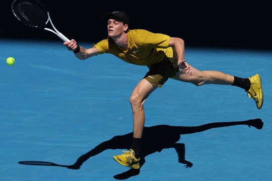 Mái che cứu Sinner ở Australia Mở rộng