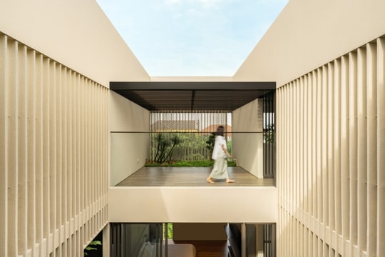 Biệt thự 840 m2 chia đôi không gian để tạo khoảng 'thở'