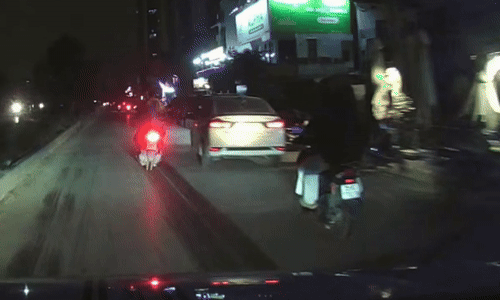 Xe máy chở hai đổ sập trước đầu ôtô