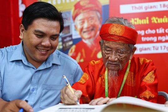 TP HCM chúc thọ, tặng khánh vàng người cao tuổi dịp Tết