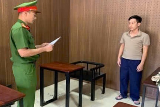 Nhân viên ngân hàng chiếm đoạt tiền của 5 khách từ điện thoại