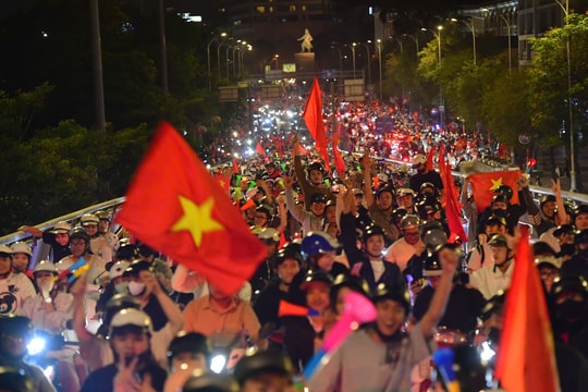 Dòng người đổ xuống đường khi U23 Việt Nam thắng loạt luân lưu kịch tính