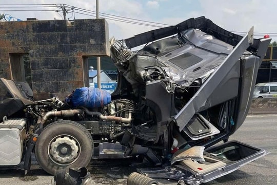 Thùng sắt rơi đè bẹp cabin xe đầu kéo trên quốc lộ 51