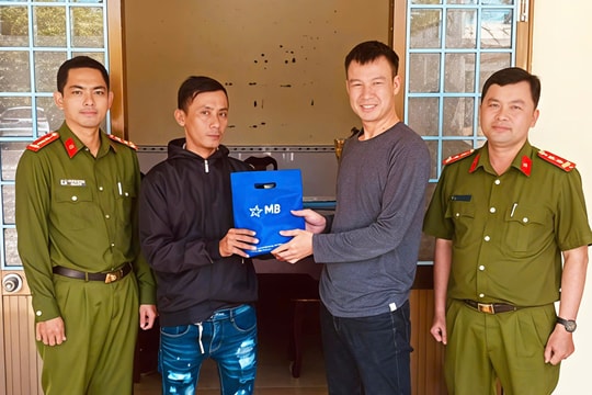 Hai lần trả lại 5,2 tỷ đồng người khác chuyển nhầm