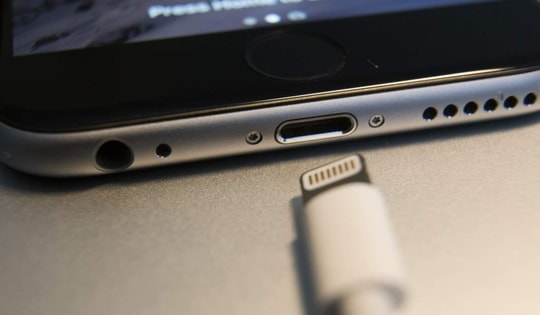 Vừa dùng điện thoại vừa cắm sạc, cô gái bị điện giật tử vong