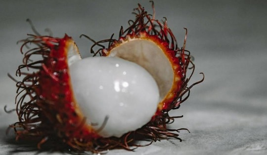 Cậu bé 5 tuổi tử vong thương tâm sau khi ăn quả chôm chôm