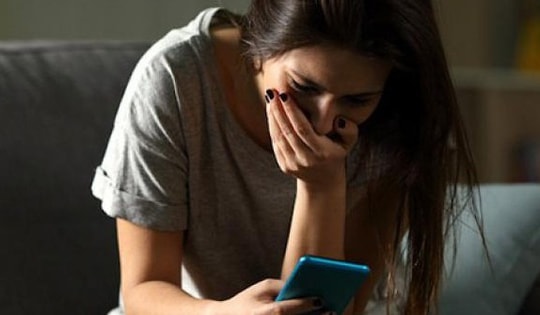 Nghi chồng ngoại tình, vợ xem điện thoại thì phát hiện "bí mật" đáng sợ