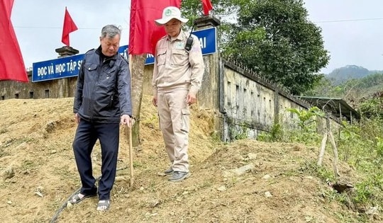 Phát hiện bom chùm sát cổng trường tiểu học, lực lượng chức năng khẩn trương xử lý