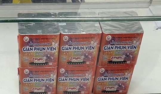 Pháo hoa rao bán tràn lan trên mạng, giá cao ngất ngưởng