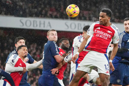 Arsenal - MU: Quỷ đỏ ngáng đường các Pháo thủ