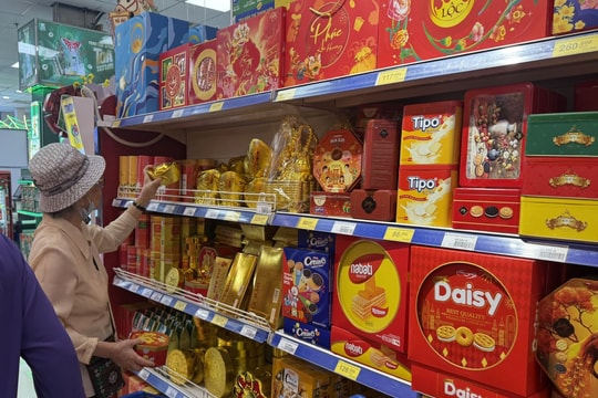 Sắm Tết trên mạng lên ngôi, cửa hàng truyền thống dè dặt sức mua