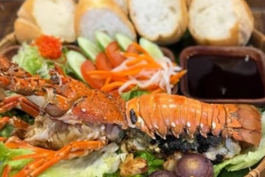 Khách Tây nói gì sau khi ăn chiếc bánh mỳ tôm hùm giá 1 triệu đồng ở TPHCM?