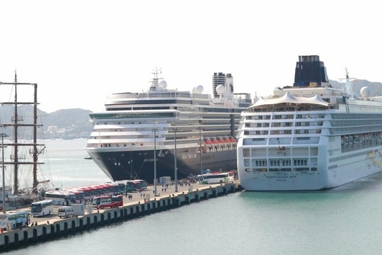 Hai siêu tàu du lịch cập cảng quốc tế Cam Ranh