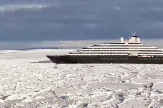 Giải cứu du thuyền chở hơn 400 người kẹt cứng ngoài khơi do nước đóng băng